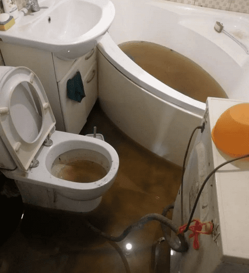 очистка засора в ванной